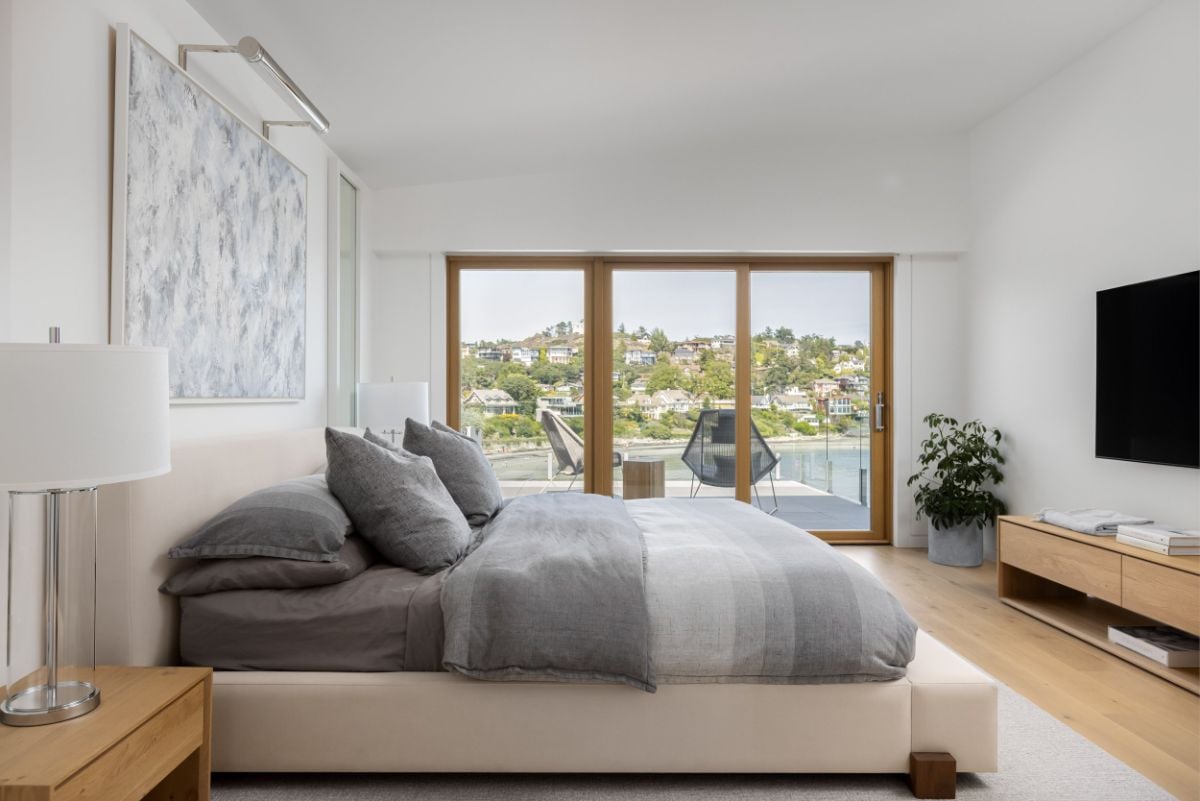Sleep in Coastal Bliss: 24 Trending Beach Style Primary Bedroom Ideas