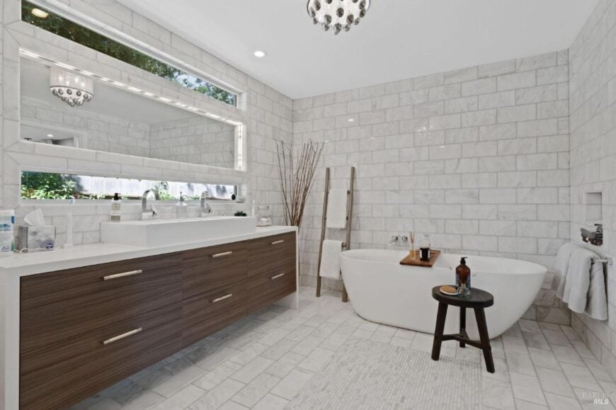 Bathroom's sink and tub