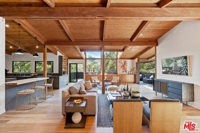 Japanese/Mid-Century Home with Warm Minimalist Aesthetic Located in Brentwood Heights