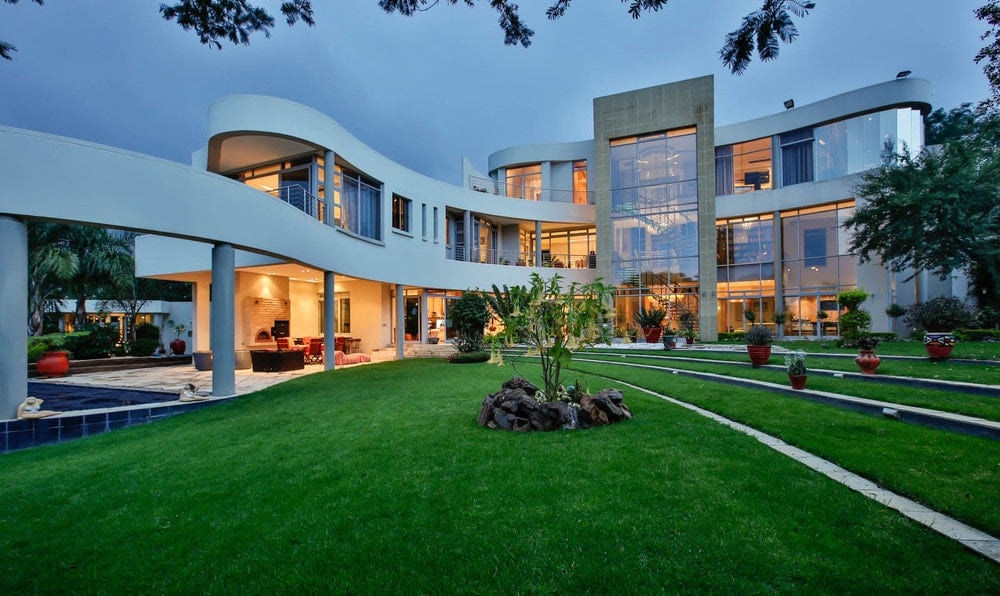 Curvilinear Contemporary House in Johannesburg, South Africa