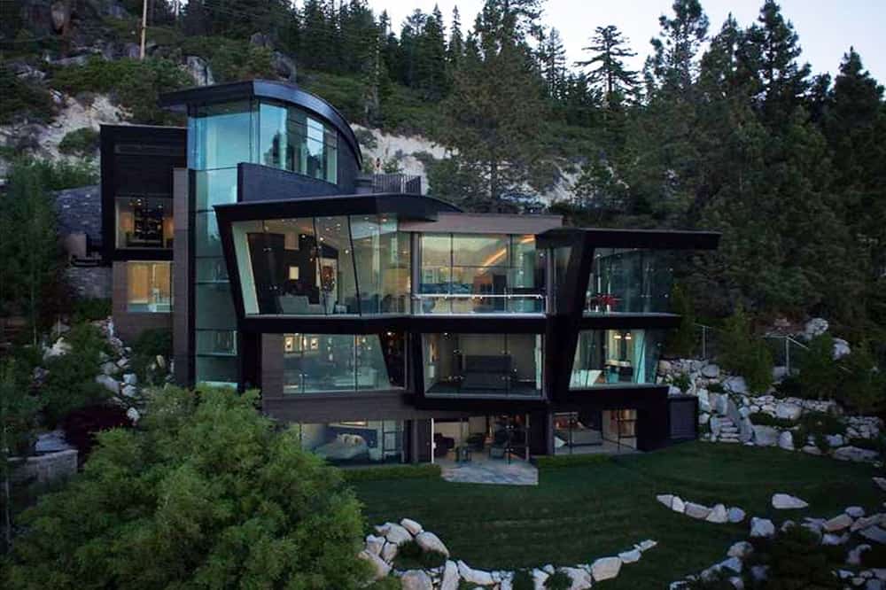 Contemporary Waterfront Mansion Built on the Edge of Lake Tahoe