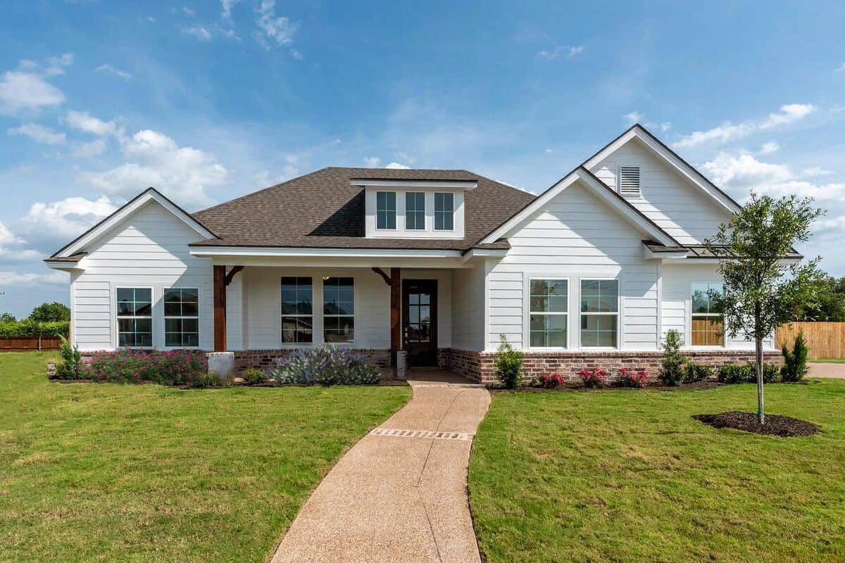 Single-Story Craftsman Style 4-Bedroom Ranch with Side-Entry Garage and Open Concept Living (Floor Plan)