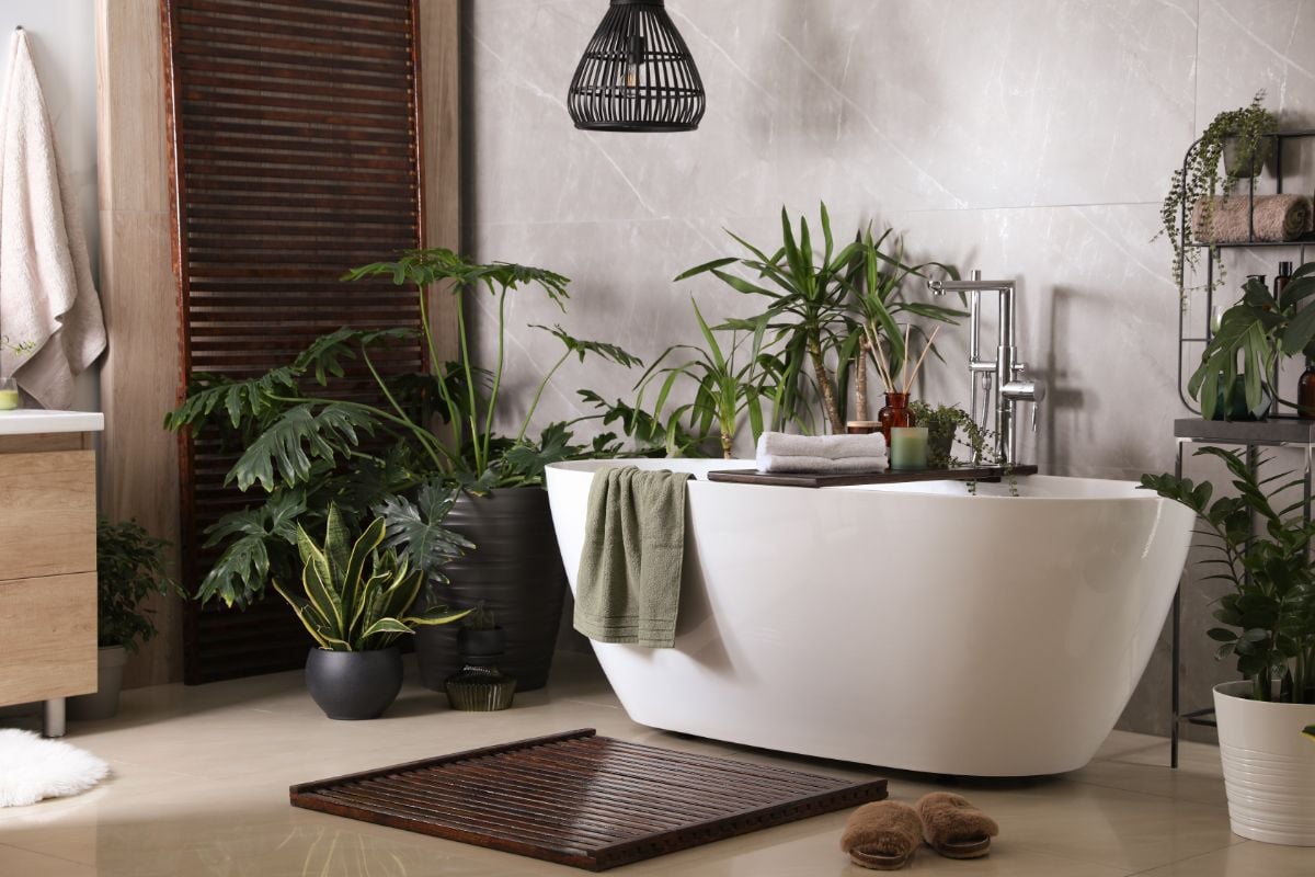 12 Sensational Spanish-Style Primary Bathroom Inspirations