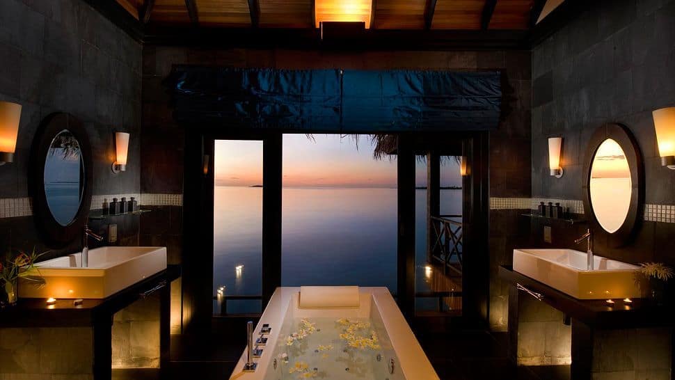 20 Tantalizing Tropical-Style Primary Bathroom Inspirations